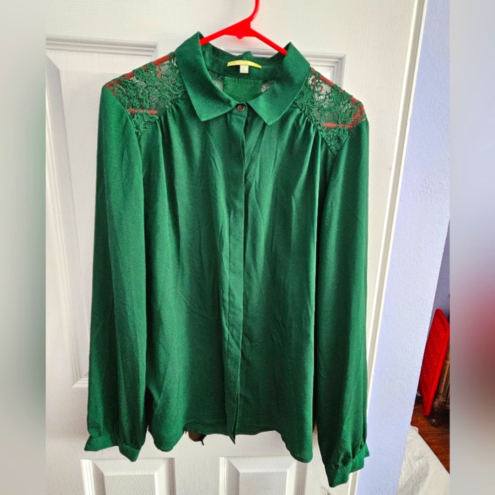 Gini Bini NWT Elegant Green Lace Women's Top